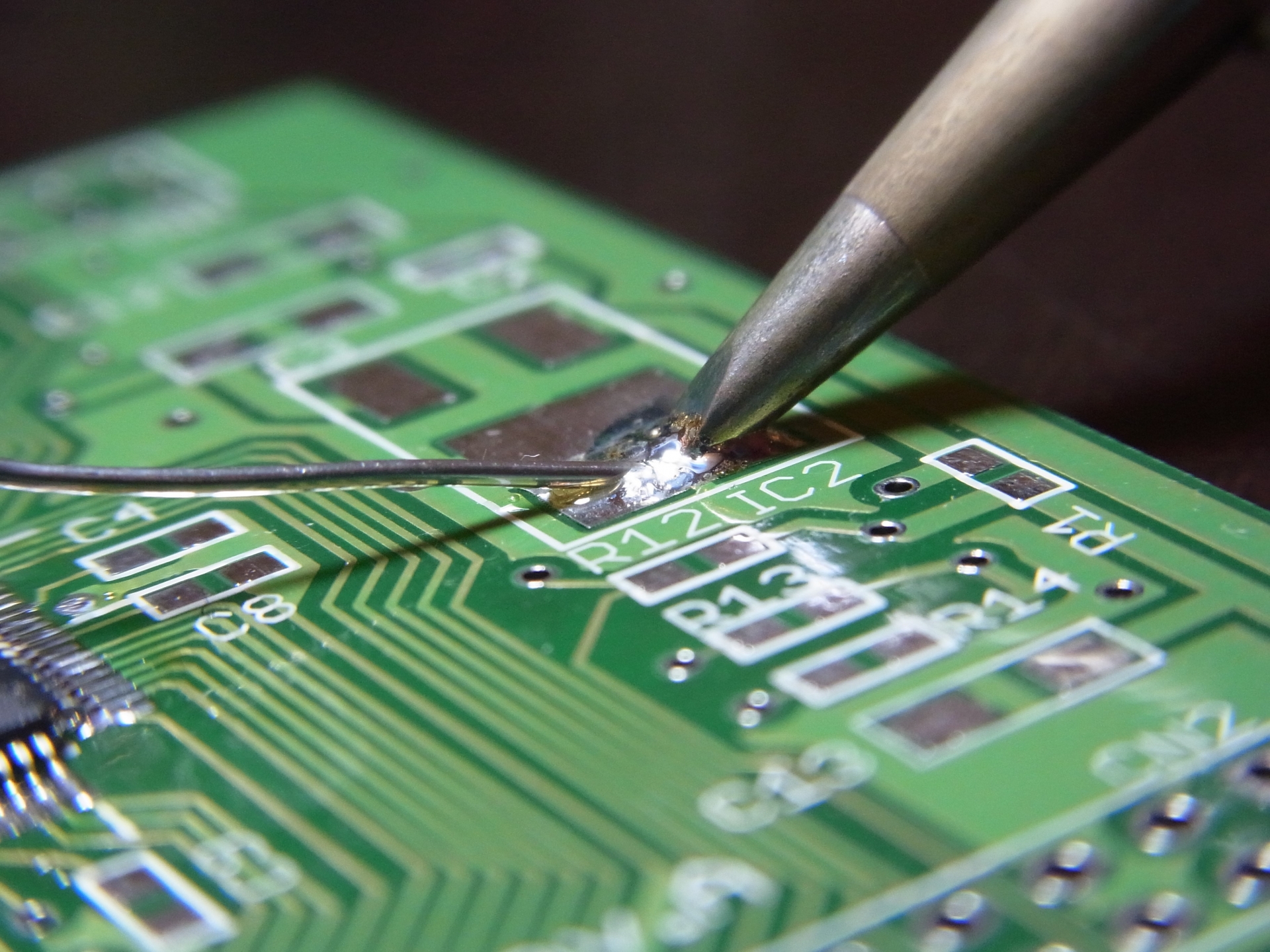 電子機器メーカーで電子部品の組立