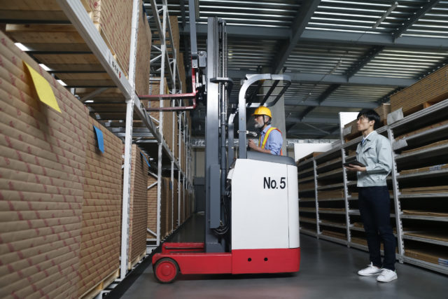 工場での生産補助(フォークリフト荷役作業)